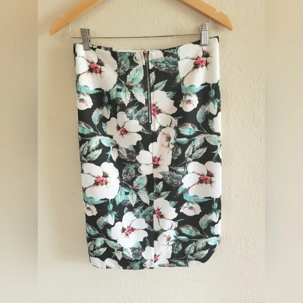 Jealous Tomato Floral Pencil‎ Skirt , Size Medium